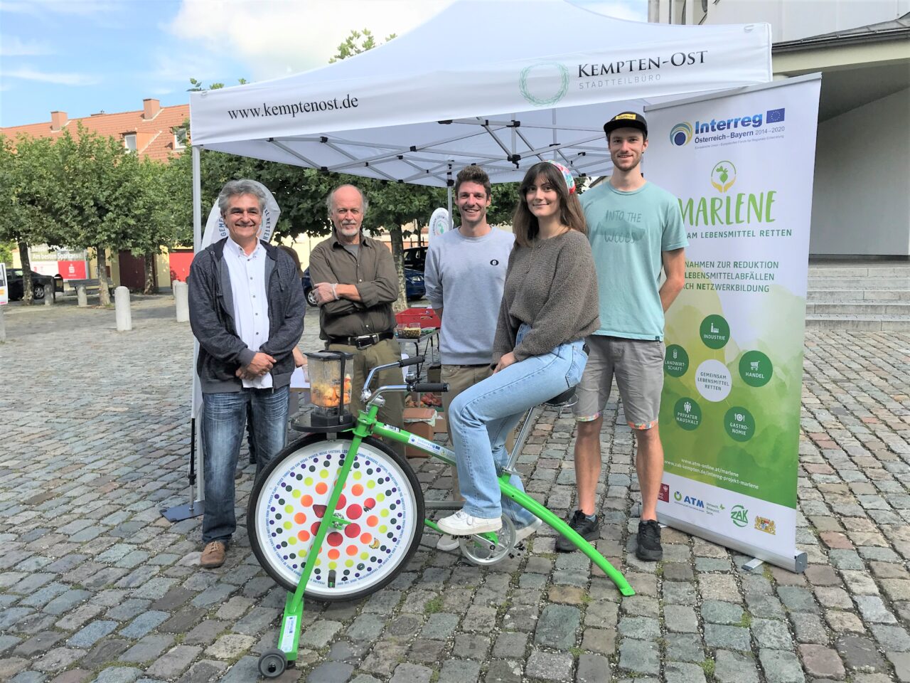 MARLENE Projektleiter Wolfgang Kolenda, Foodsharer Manfred Bauerfeind gemeinsam mit dem Team vom Stadtteilbüro Kempten-Ost