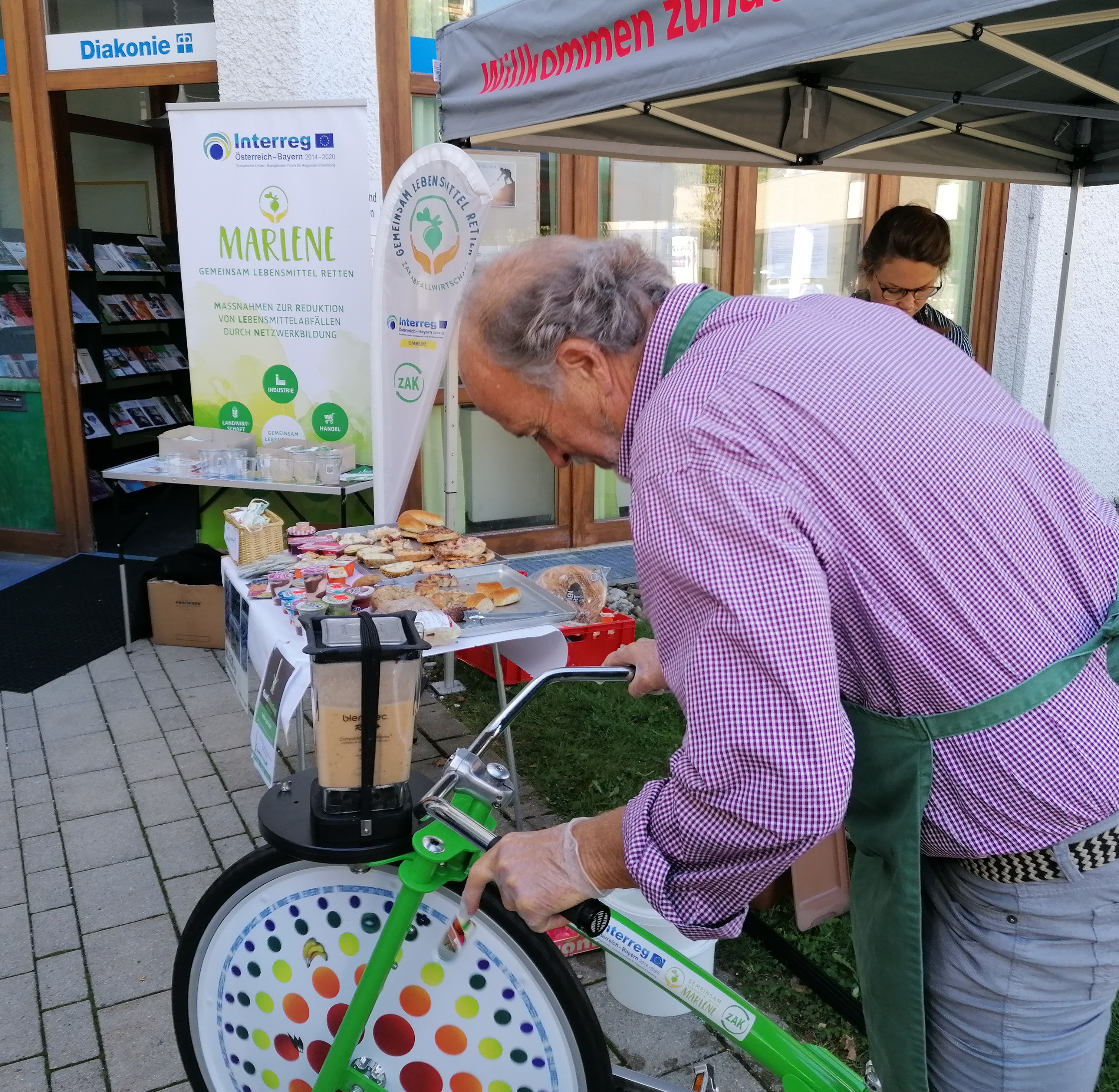Flohmarkt mit Aktionsstand „Gemeinsam Lebensmittel Retten“ mit Smoothie-Bike